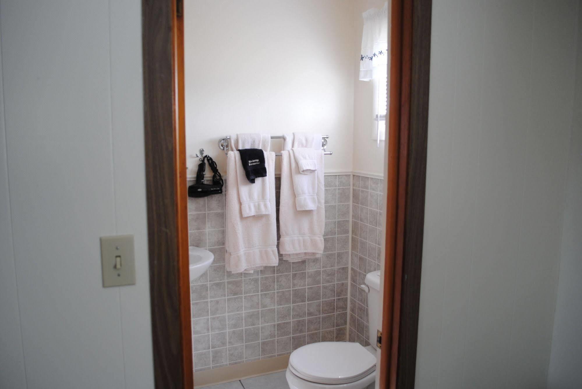 Rock Ledge Motel 2*