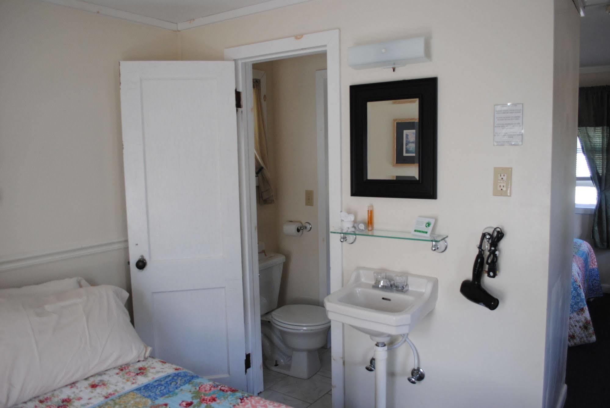 Rock Ledge Motel 2*